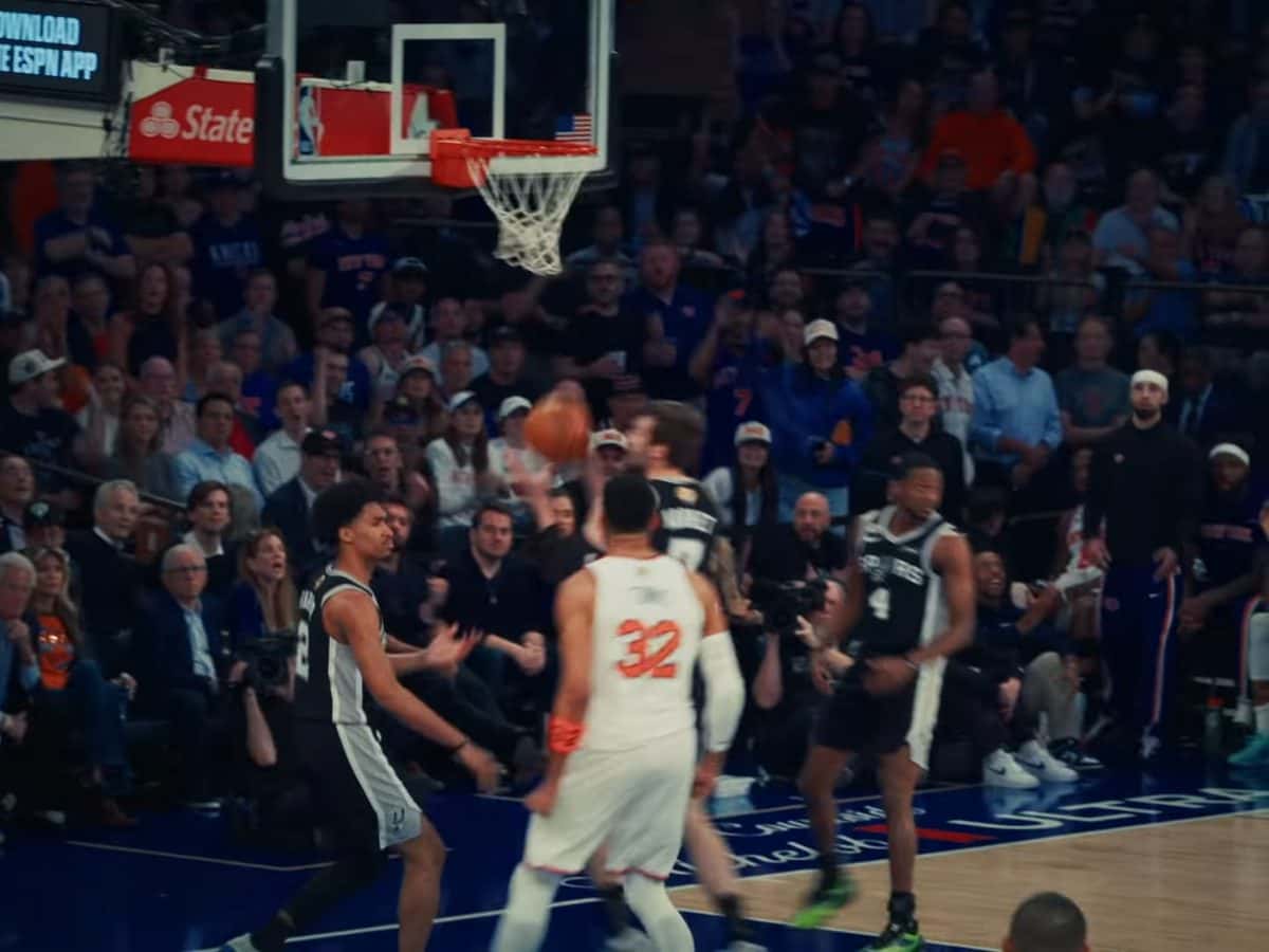 Foto de archivo: los Knicks, de blanco, atacan ante los Spurs, de negro, en el Madison Square Garden durante el Juego 3 de las Finales de la NBA 2026