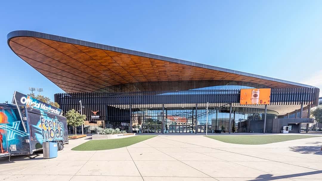 Foto de archivo: el frente del Moody Center de Austin, con su techo curvo revestido en madera y paredes vidriadas, en un día soleado