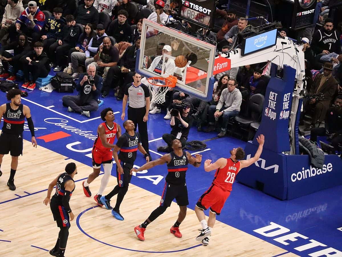 Foto de archivo: Alperen Sengun, con la camiseta roja número 28 de los Rockets, tira una bandeja ante los Pistons en Detroit