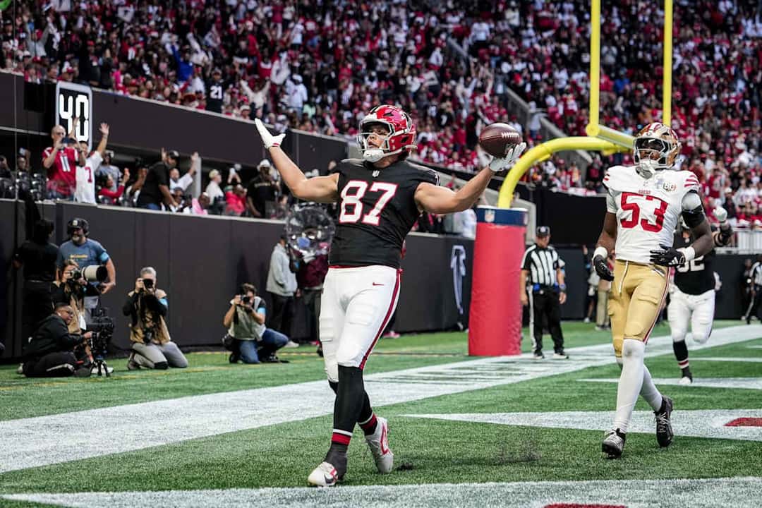 Nick Muse, con la camiseta negra número 87 de los Falcons, festeja con los brazos abiertos en la zona de anotación después de su touchdown ante los 49ers