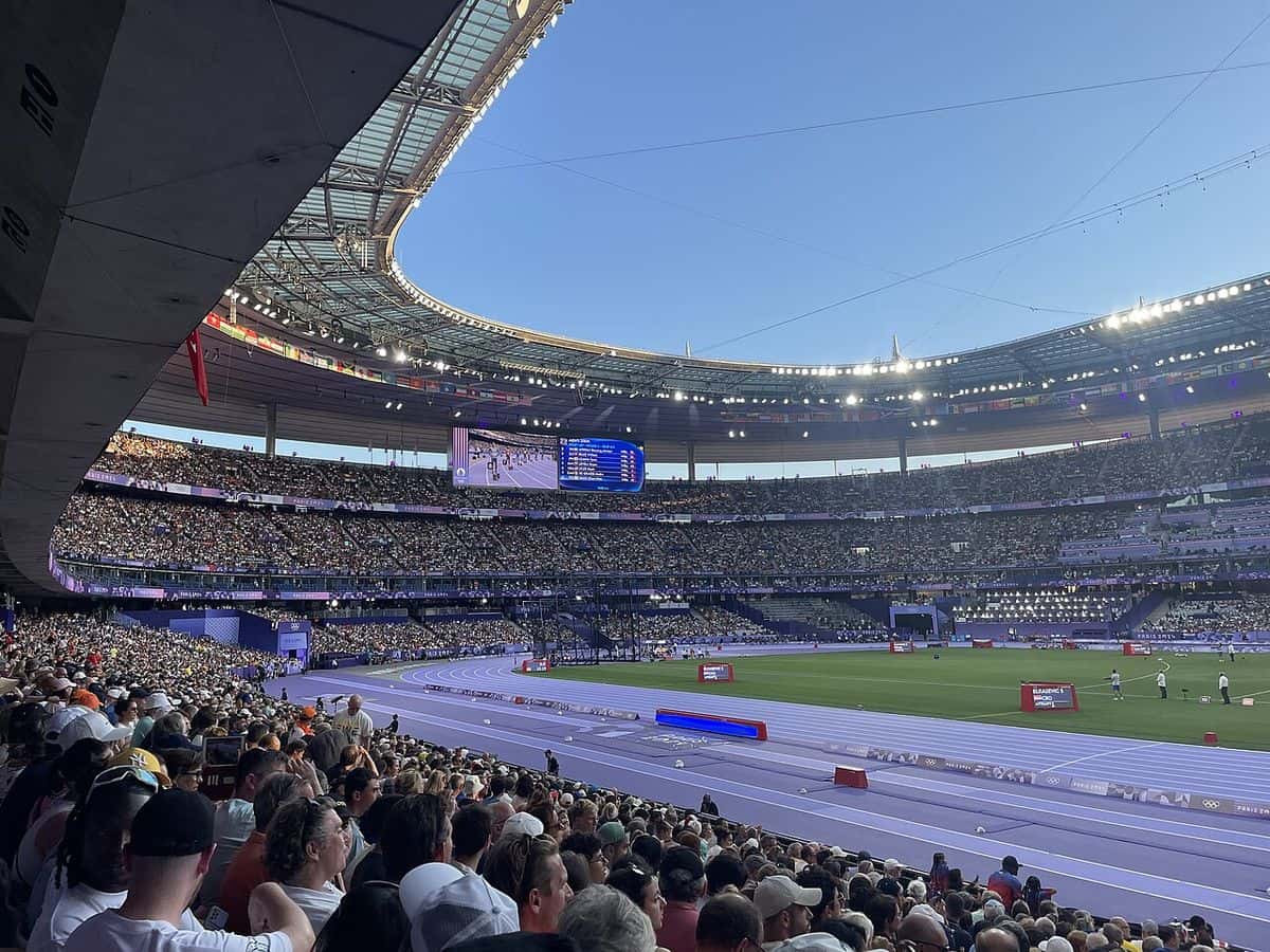 Foto de archivo: el Stade de France, en Saint-Denis, con las tribunas llenas y el techo abierto al cielo durante una jornada de los Juegos Olímpicos de París 2024