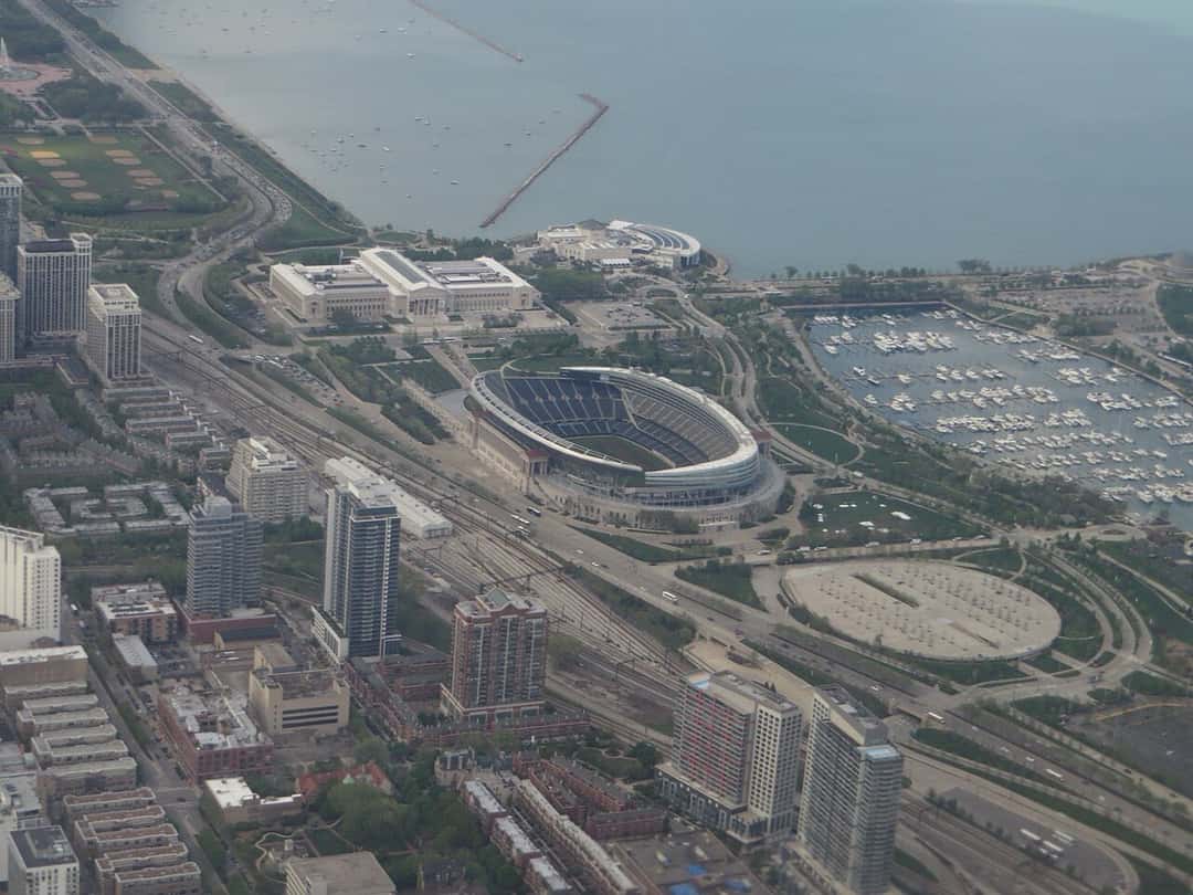 Foto de archivo: vista aérea del Soldier Field de Chicago, junto al lago Michigan, con el Museo Field y el puerto deportivo alrededor