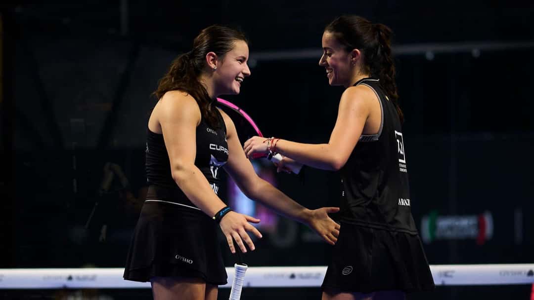 Martina Calvo y Claudia Fernández sonríen y se chocan las manos en la cancha del Allianz Cloud durante el Milano Premier Padel P1 2026