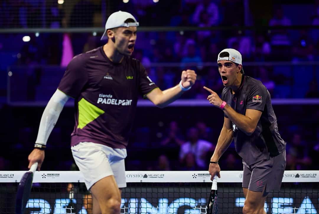 Leo Augsburger y Juan Lebrón festejan un punto con el puño cerrado en el Allianz Cloud durante el Milano Premier Padel P1 2026