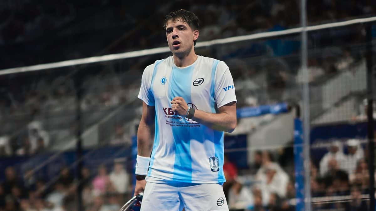 Foto de archivo: Agustín Tapia, con la camiseta celeste y blanca de la selección argentina, camina por la cancha de pádel con el puño cerrado
