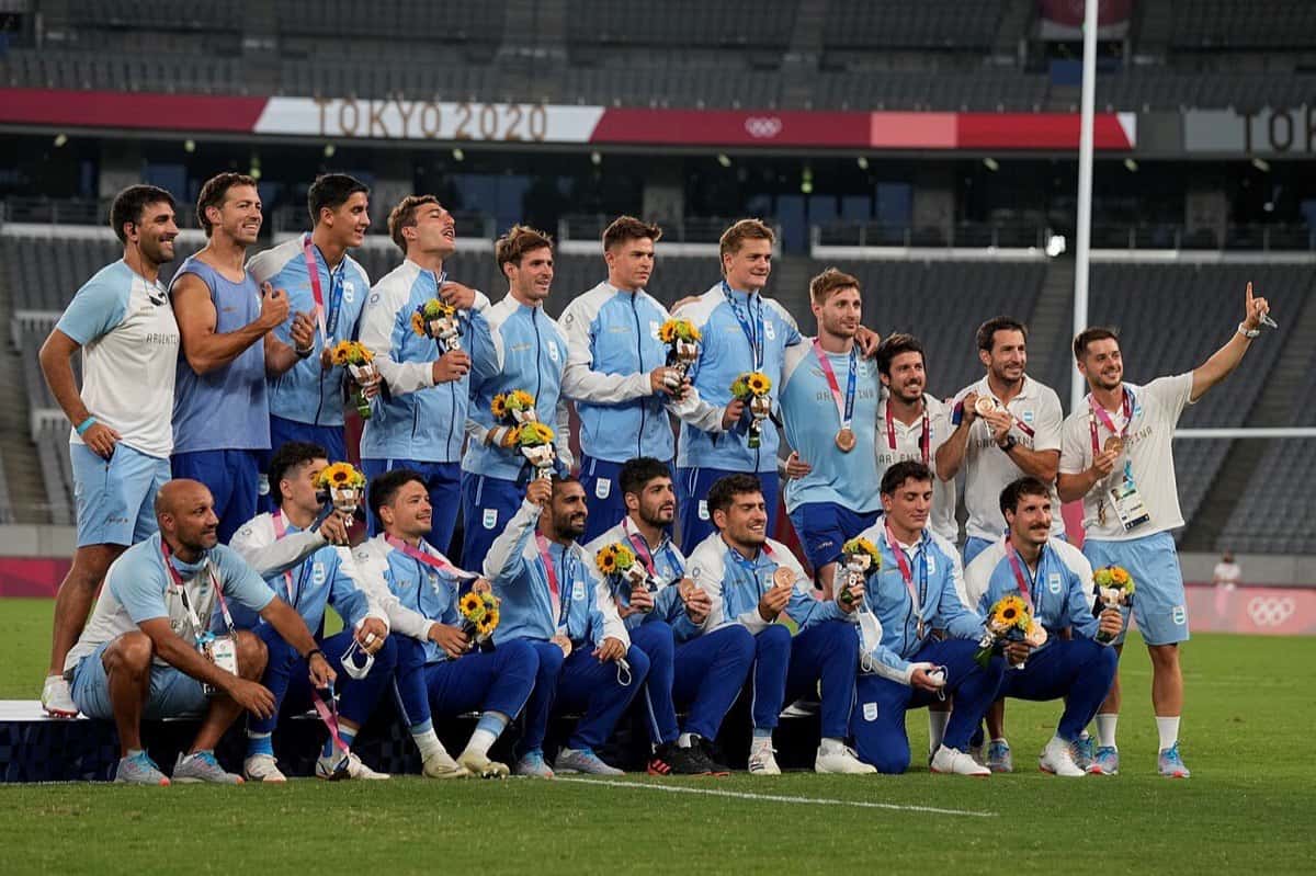 Foto de archivo: el plantel de Los Pumas 7s posa con las medallas de bronce y flores en el estadio de los Juegos Olímpicos de Tokio 2020