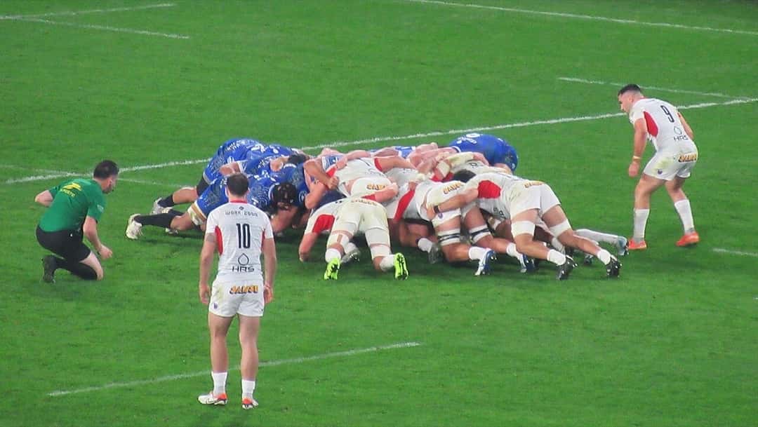 Imagen del estadio: un scrum entre el Vannes, de azul, y el Grenoble, de blanco, en el estadio de La Rabine