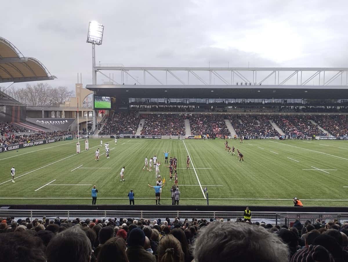 Foto de archivo: un line del Lyon ante La Rochelle en el Matmut Stadium de Gerland, con las tribunas llenas, en febrero de 2024