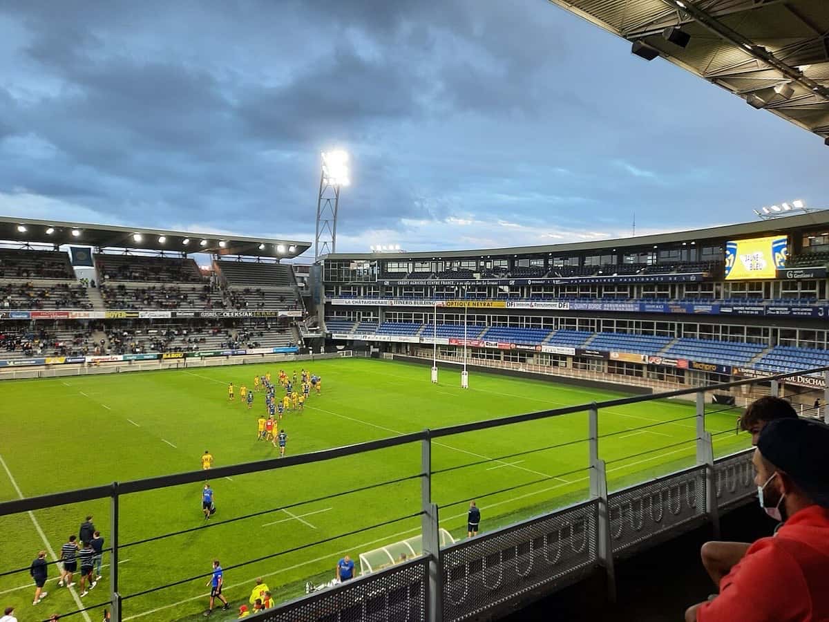 Foto de archivo: el estadio Marcel-Michelin de Clermont-Ferrand al atardecer, con los jugadores de amarillo y azul en la cancha y las tribunas iluminadas, en 2020