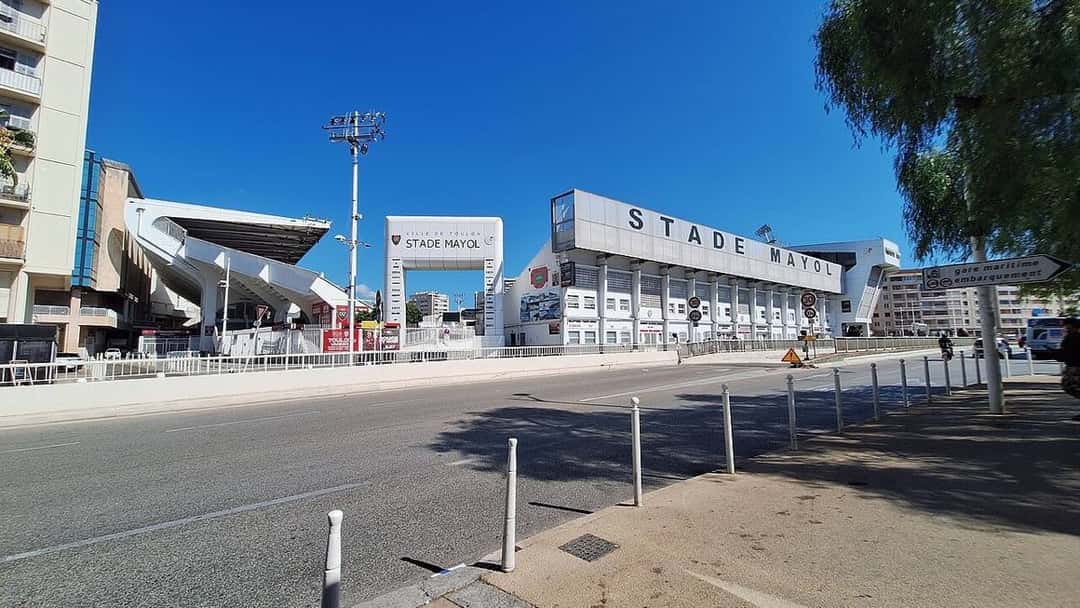 Foto de archivo: la fachada del estadio Mayol, con su nombre en letras grandes sobre la tribuna, junto a una avenida de Toulon