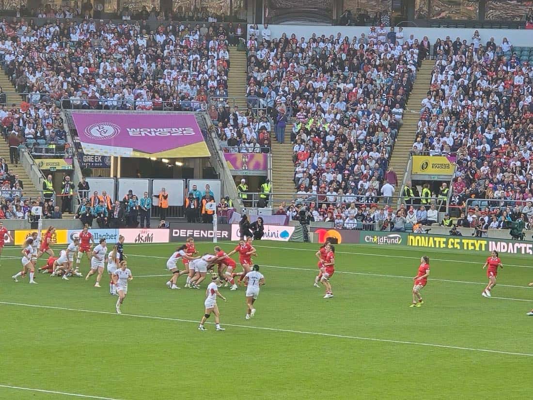 Foto de archivo: jugadoras de Canadá, de rojo, e Inglaterra, de blanco, en un ruck durante la final del Mundial femenino 2025, con las tribunas llenas