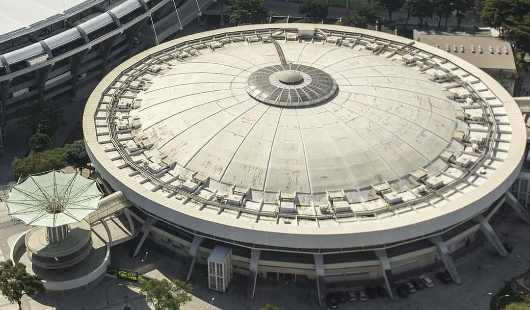 Vista aérea del Maracanãzinho, el estadio cubierto de techo circular blanco en Río de Janeiro, junto al Maracaná