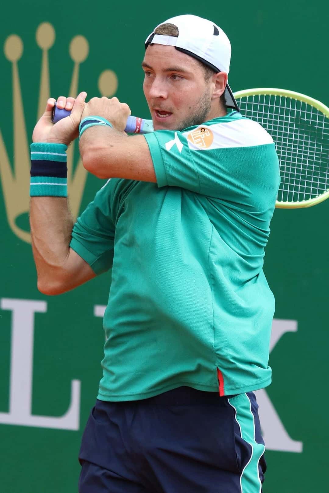 Foto de archivo: Jan-Lennard Struff, con gorra blanca hacia atrás y remera verde, pega un drive a dos manos en el Masters de Montecarlo