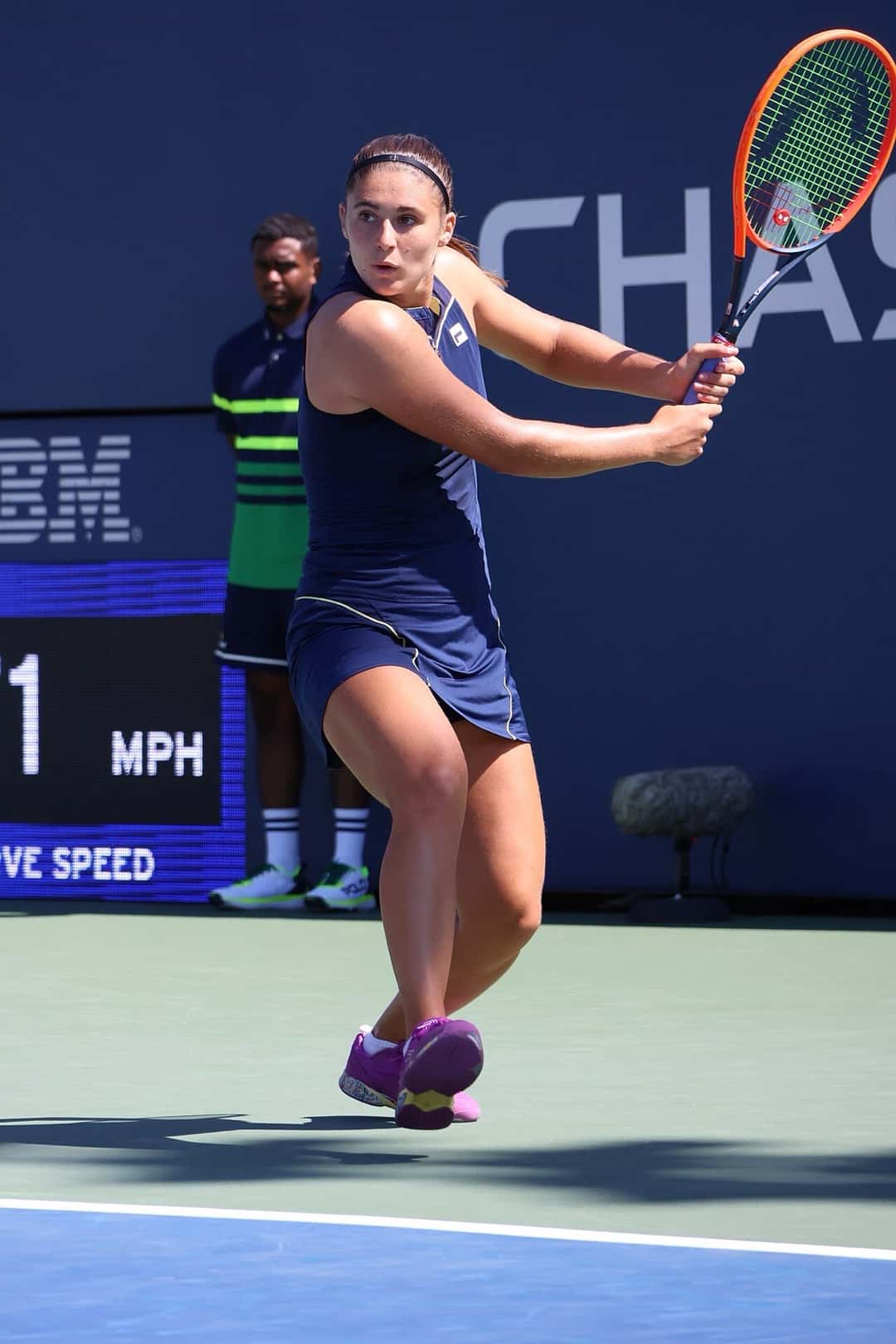 Foto de archivo: Julia Riera, de vestido azul oscuro, prepara un revés a dos manos en una cancha del US Open 2023