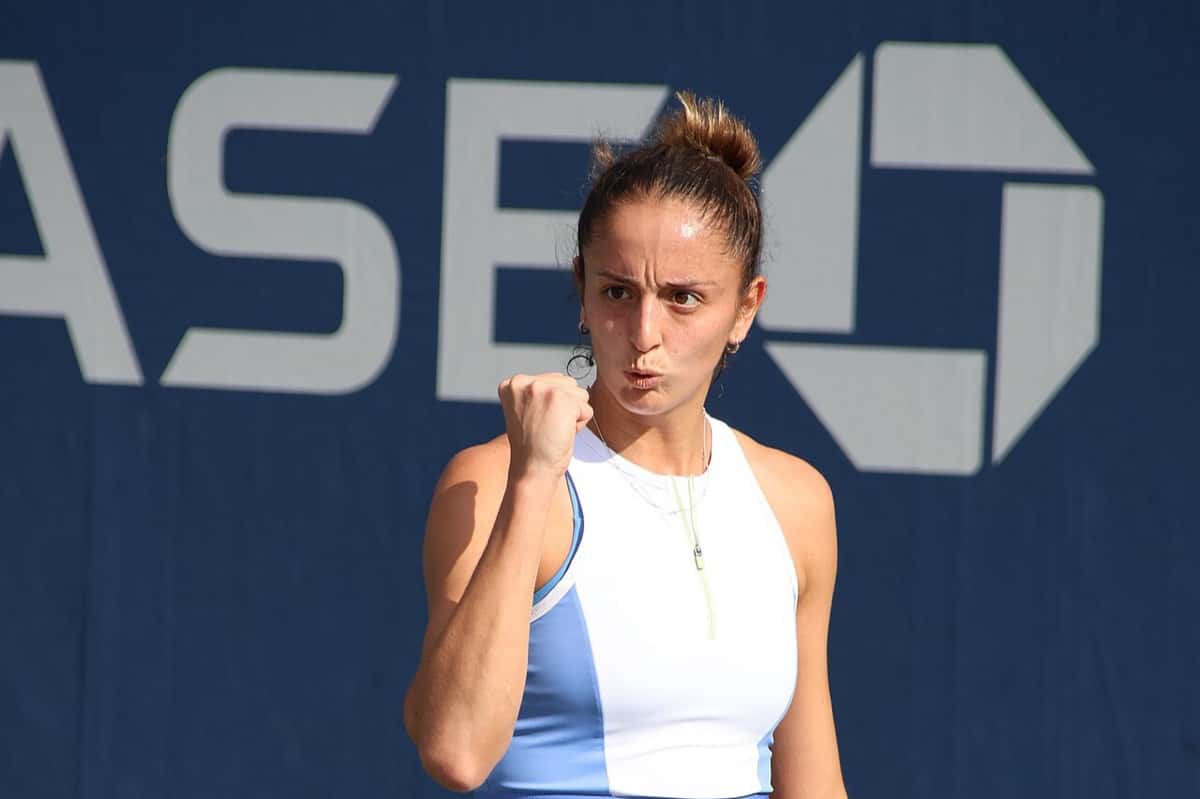 Foto de archivo: Jazmín Ortenzi, con musculosa blanca y celeste, festeja con el puño cerrado en el US Open 2026