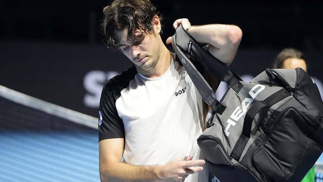 Foto de archivo: Taylor Fritz, con la bolsa de raquetas al hombro, sale de la cancha en el torneo de Basilea 2025