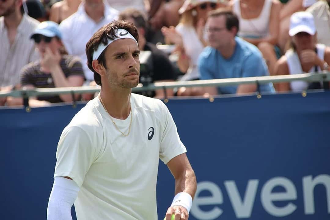 Foto de archivo: Lorenzo Musetti, con remera blanca y vincha, en la cancha durante el torneo de Washington 2025