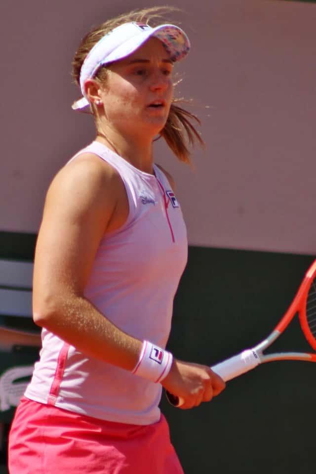 Foto de archivo: Nadia Podoroska, con visera blanca y musculosa rosa, mira la pelota en una cancha de polvo de ladrillo de Roland Garros