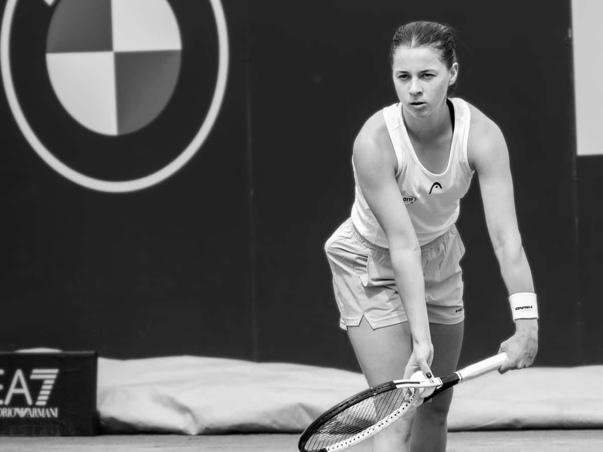 Foto de archivo en blanco y negro: Maja Chwalinska, de musculosa blanca, espera el saque con la raqueta en las manos en el torneo de Roma 2025