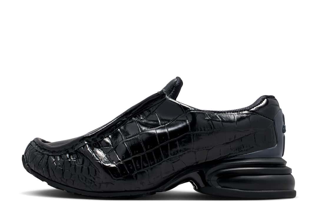 Nike Air Max Dolce Leather negra de perfil, con el cuero de cocodrilo brillante, las costuras de la punta y la cámara de aire negra en el talón