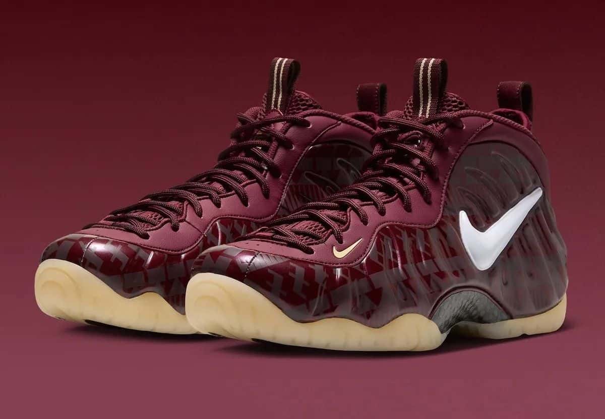 Par de Nike Air Foamposite Pro Florida State en bordó, con Swoosh blanco y suela traslúcida, sobre fondo bordó