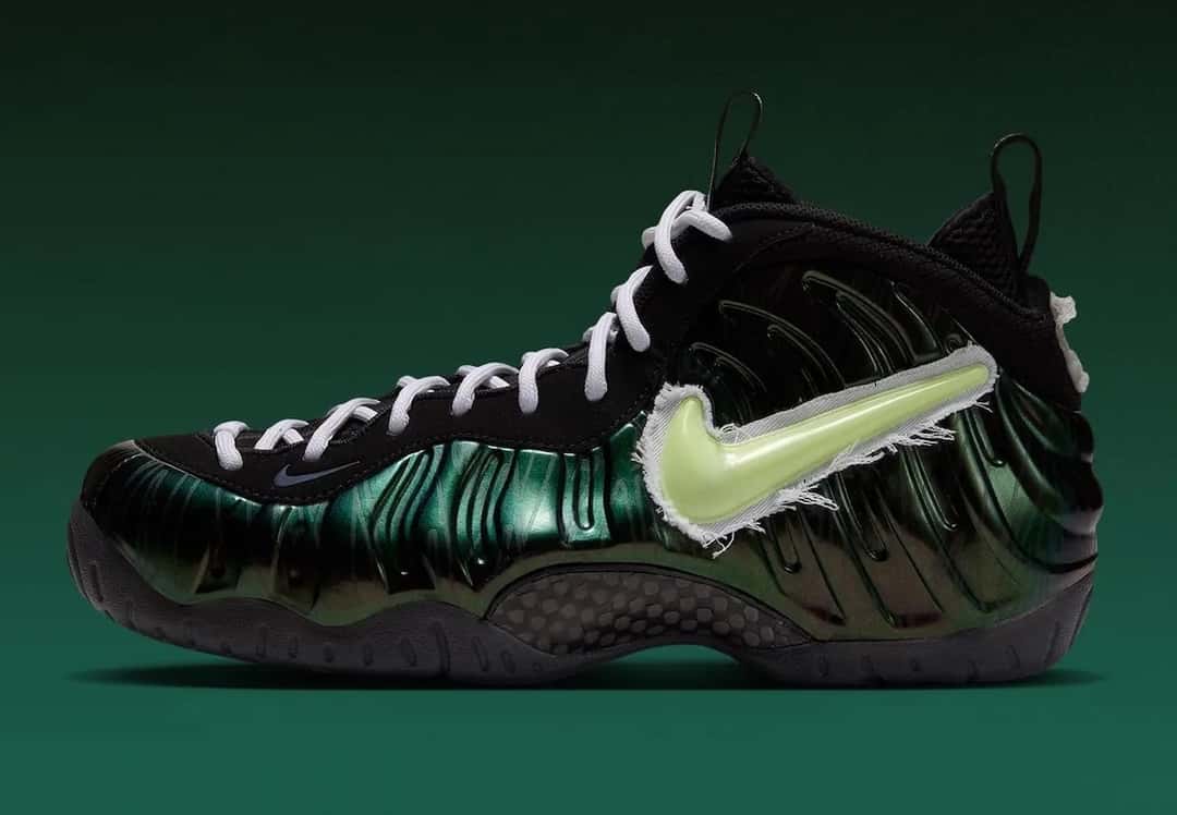 Nike Air Foamposite Pro Mummy Duck de perfil, con la carcasa iridiscente en negro y verde, el cuello negro y el Swoosh verde claro con tela blanca deshilachada