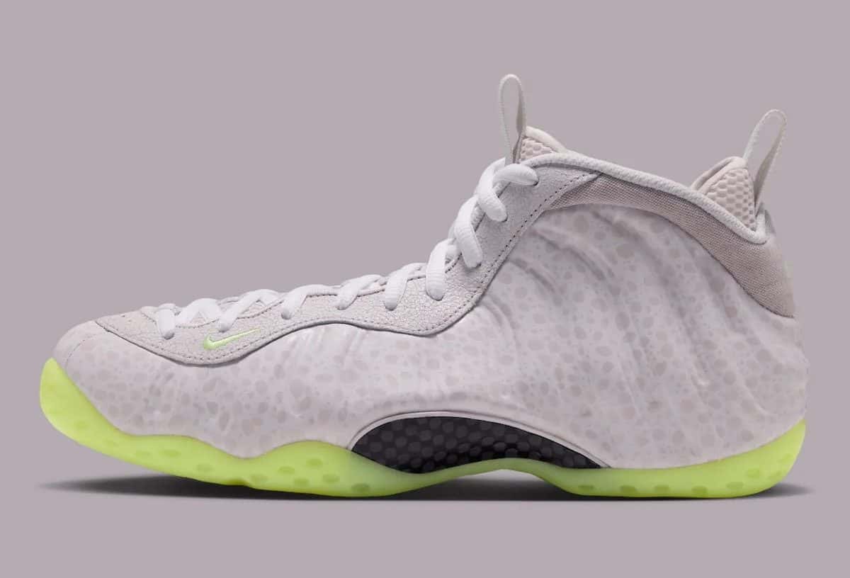 Nike Air Foamposite One Mummy de perfil, con carcasa Phantom de textura safari, cordones blancos, fibra de carbono en el medio y suela Barely Volt