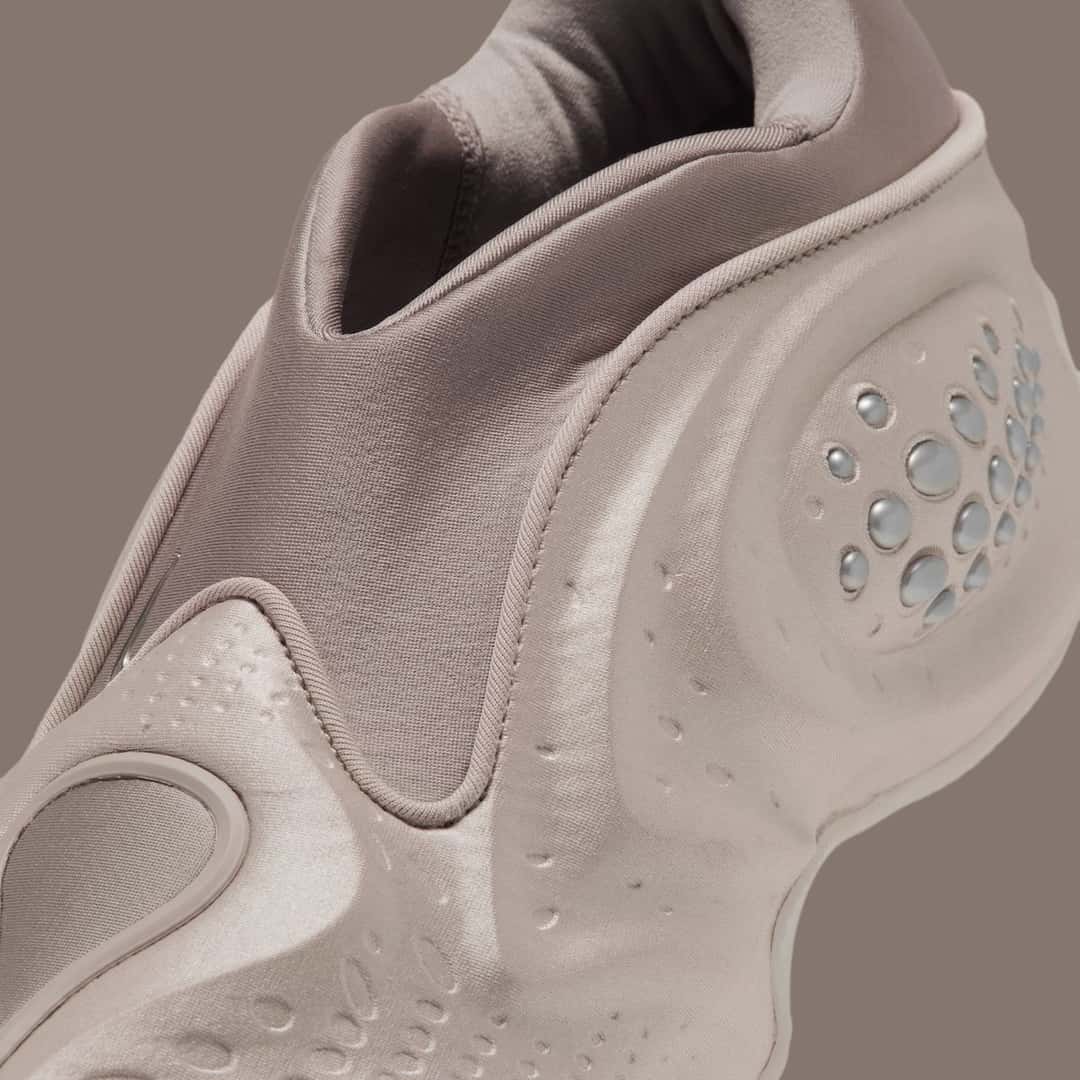 Detalle del cuello elástico de la Nike First Sight Shadow Cream II en tono piedra y los relieves plateados