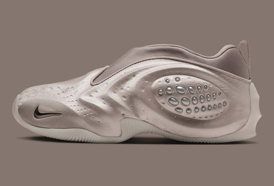 Nike First Sight Shadow Cream II de perfil, con la capellada moldeada en crema, los relieves plateados y el Swoosh negro chico