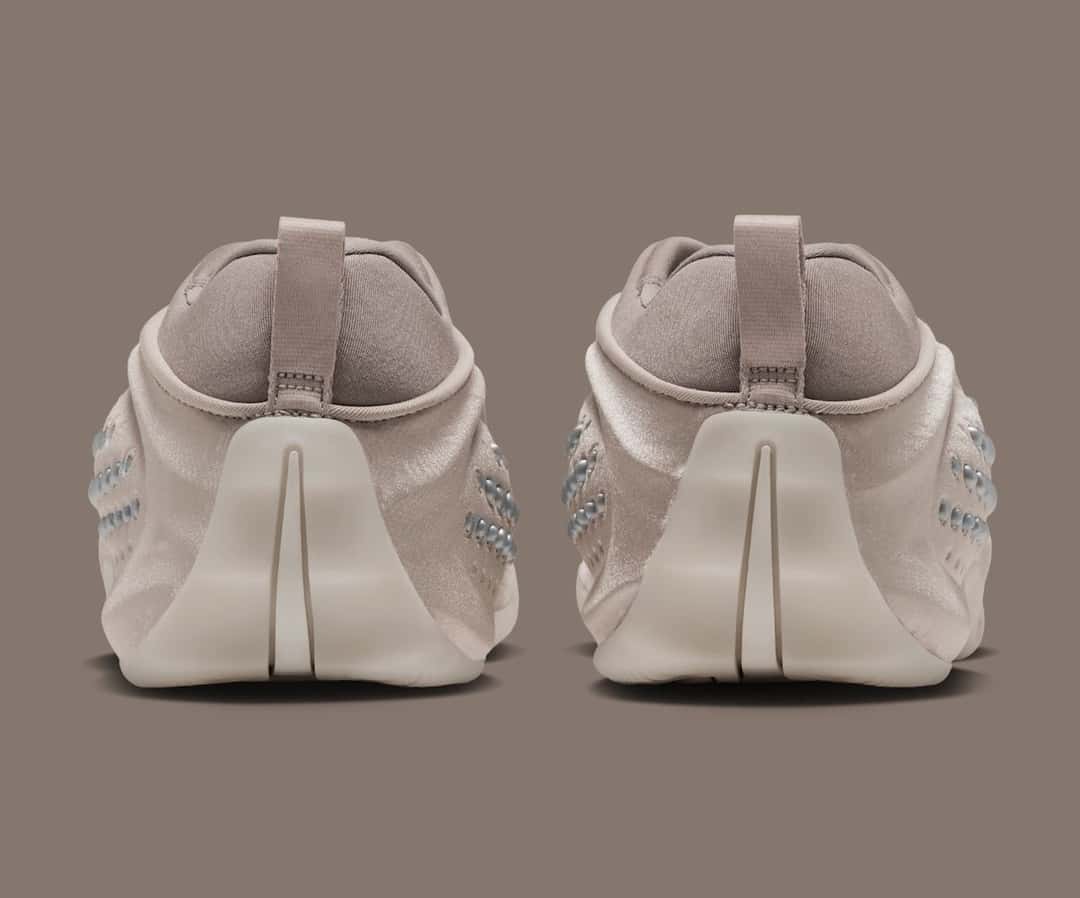 Talones de la Nike First Sight Shadow Cream II, con la pieza crema que sube por el talón y la suela clara