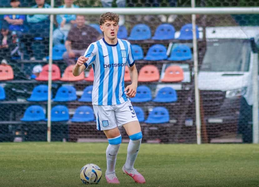 Un jugador de Racing, con la camiseta celeste y blanca a rayas, camina con la pelota en los pies frente a una tribuna con butacas de colores; foto de archivo de octubre de 2026 (foto: prensa Liga Profesional de Fútbol)