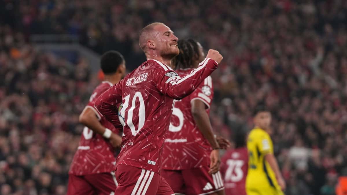 Alexis Mac Allister, con la camiseta roja del Liverpool y el número 10, festeja con el puño cerrado uno de sus goles al Villarreal en Anfield (foto: Liverpool FC)