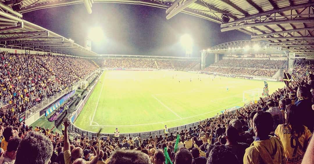 Panorámica del estadio Benito Stirpe, la cancha del Frosinone, con las tribunas llenas durante un partido nocturno; foto de archivo de mayo de 2018 (foto: Simone Perciballi, Wikimedia Commons, licencia CC BY-SA 4.0)