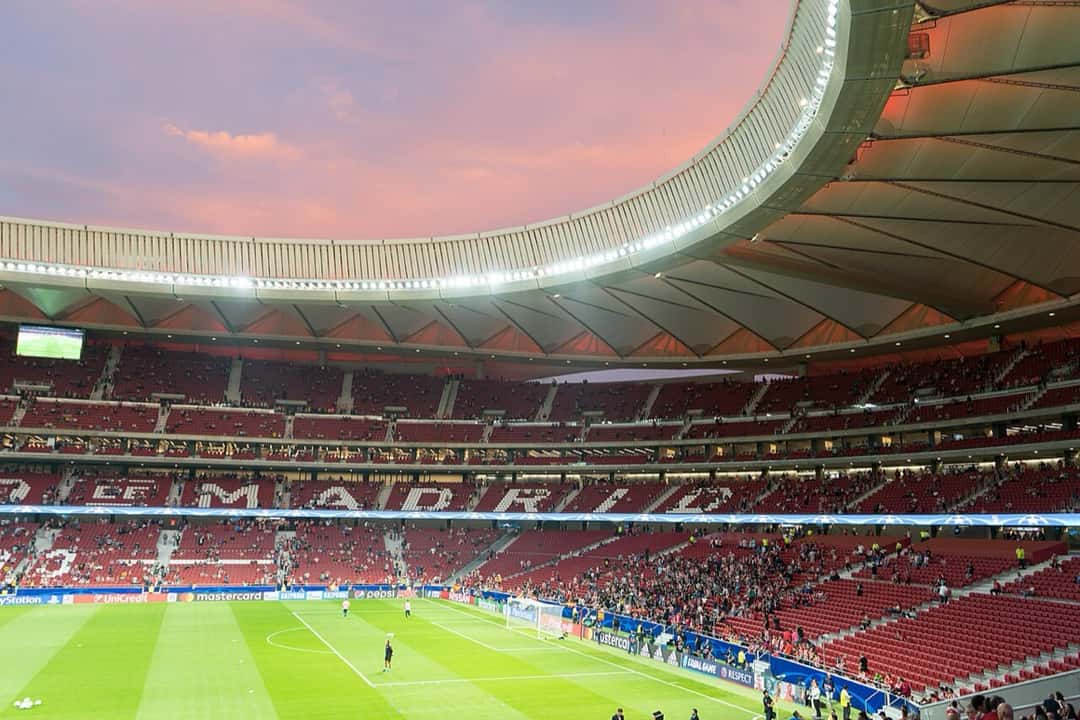 El estadio Metropolitano con la cancha iluminada y las tribunas rojiblancas, bajo un cielo rosado al atardecer, en una noche de Champions; foto de archivo de septiembre de 2017 (foto: Fabian Vidal, Wikimedia Commons, licencia CC BY-SA 4.0)