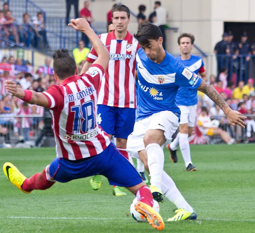 José María Giménez, con la camiseta rojiblanca del Atlético de Madrid, en un partido de LaLiga ante el Almería; foto de archivo de septiembre de 2013 (foto: Carlos Delgado, Wikimedia Commons, licencia CC BY-SA 3.0)