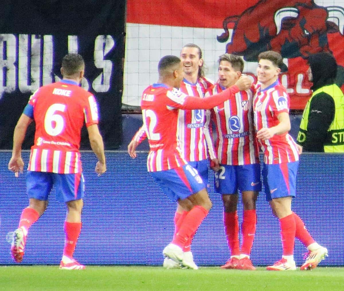 Jugadores del Atlético de Madrid, entre ellos Julián Álvarez y Giuliano Simeone, festejan un gol con la camiseta rojiblanca en un partido de Champions ante el Salzburgo; foto de archivo de enero de 2025 (foto: Werner100359, Wikimedia Commons, licencia CC BY-SA 4.0)