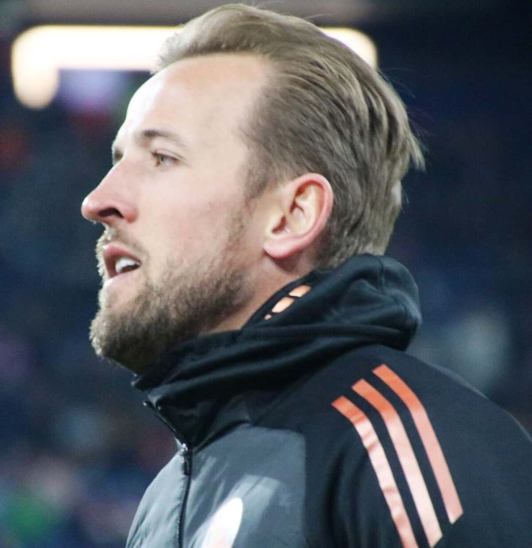 Harry Kane, de perfil y con una campera de entrenamiento del Bayern Múnich, antes de un amistoso en Salzburgo; foto de archivo de enero de 2025 (foto: Werner100359, Wikimedia Commons, licencia CC BY-SA 4.0)