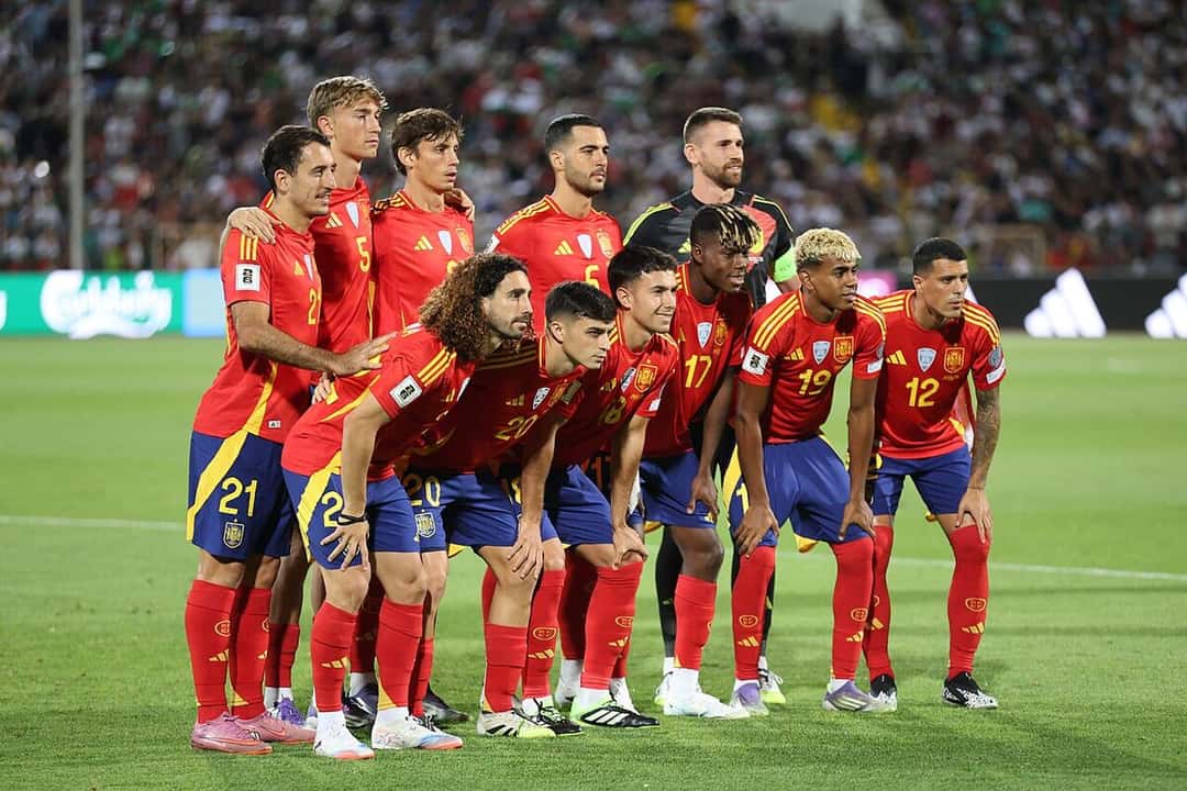 El plantel de la selección de España, con la camiseta roja, posa para la foto antes de un partido de Eliminatorias en Sofía; foto de archivo del 4 de septiembre de 2025 (foto: Biso, Wikimedia Commons, licencia CC BY 4.0)