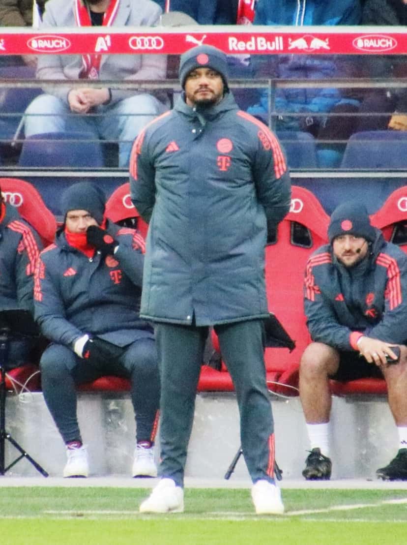 Vincent Kompany, de pie frente al banco de suplentes del Bayern durante un amistoso en Salzburgo; foto de archivo de enero de 2026 (foto: Werner100359, Wikimedia Commons, licencia CC BY-SA 4.0)