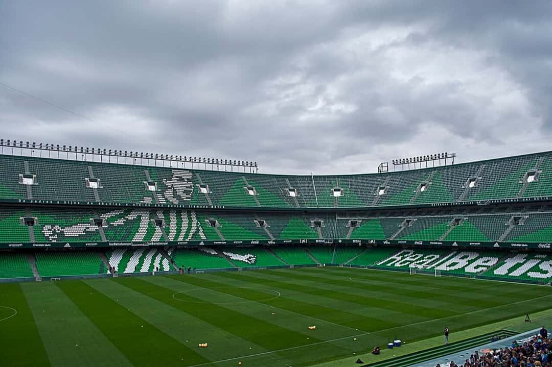 Las tribunas verdes y blancas del estadio Benito Villamarín, la cancha del Betis, en Sevilla; foto de archivo de enero de 2018 (foto: Anual, Wikimedia Commons, licencia CC BY-SA 4.0)