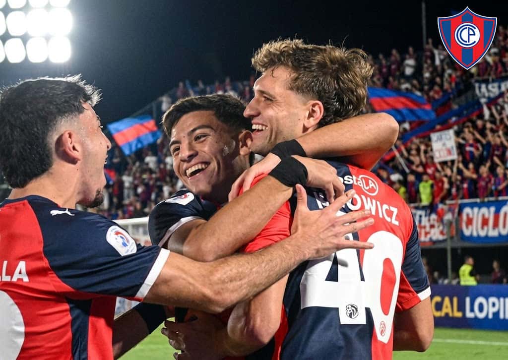 Jugadores de Cerro Porteño, con la camiseta azul y roja, se abrazan para festejar un gol ante Sportivo San Lorenzo en el Defensores del Chaco (foto: prensa oficial de Cerro Porteño)