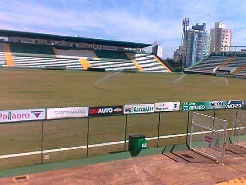 La cancha y las tribunas verdes de la Arena Condá, de Chapecoense, en un día de sol; foto de archivo de 2013 (foto: Rafinha C., Wikimedia Commons, licencia CC BY-SA 3.0)