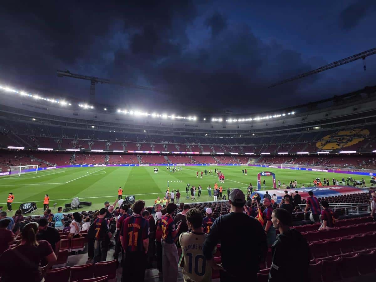 El Spotify Camp Nou de noche, con el campo iluminado y las tribunas del estadio del Barcelona; foto de archivo de 2026 (foto: Elad Eisenhammer, Wikimedia Commons, licencia CC BY 4.0)