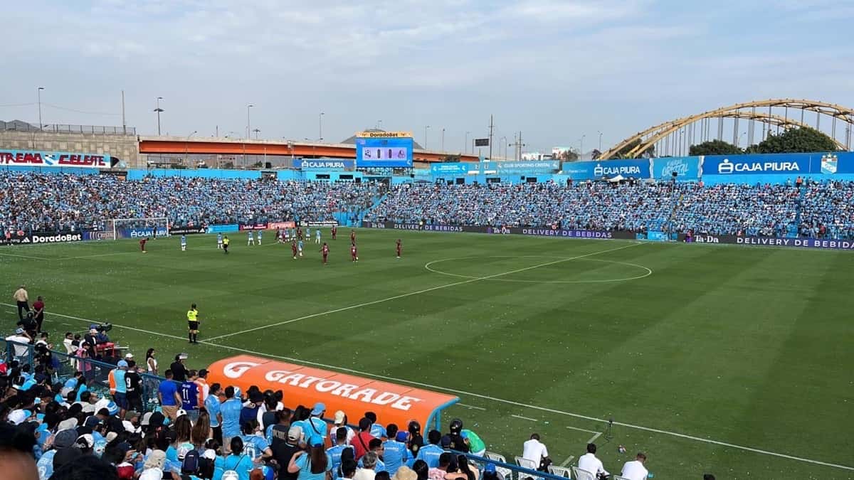 El estadio Alberto Gallardo, de Sporting Cristal, en Lima, con la tribuna llena de hinchas vestidos de celeste durante un partido; foto de archivo de enero de 2023 (foto: Chalisimo5, Wikimedia Commons, licencia CC BY-SA 4.0)