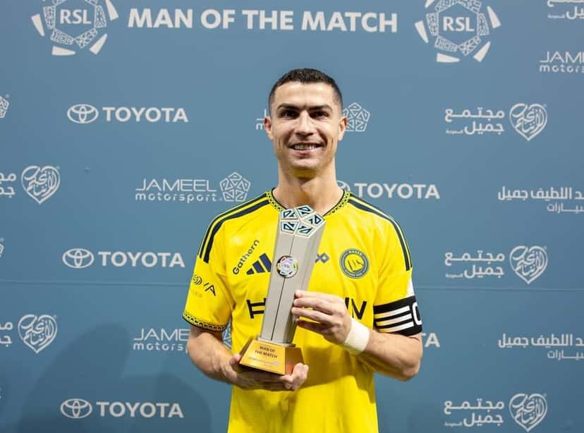 Cristiano Ronaldo sonríe con el trofeo al mejor jugador del partido en las manos, delante de un panel con los logos de la Liga saudí y de sus patrocinadores, después del 5-3 ante el Al Kholood (foto: prensa Saudi Pro League)