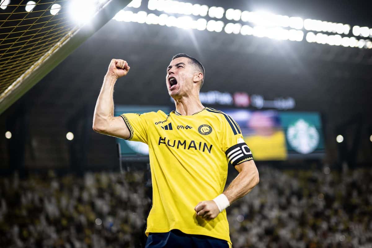 Cristiano Ronaldo, con la camiseta amarilla del Al Nassr y la cinta de capitán, festeja con el puño en alto bajo las luces del estadio, en el triunfo 5-3 ante el Al Kholood del jueves 29 de octubre de 2026 (foto: prensa Saudi Pro League)