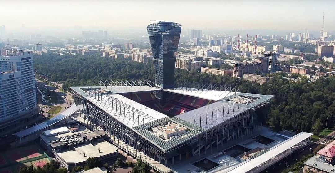 Vista aérea del VEB Arena, el estadio del CSKA de Moscú, con su techo cuadrado y la torre de oficinas en una de las esquinas, rodeado de edificios; foto de archivo de agosto de 2016 (foto: mos.ru, Wikimedia Commons, licencia CC BY 4.0)
