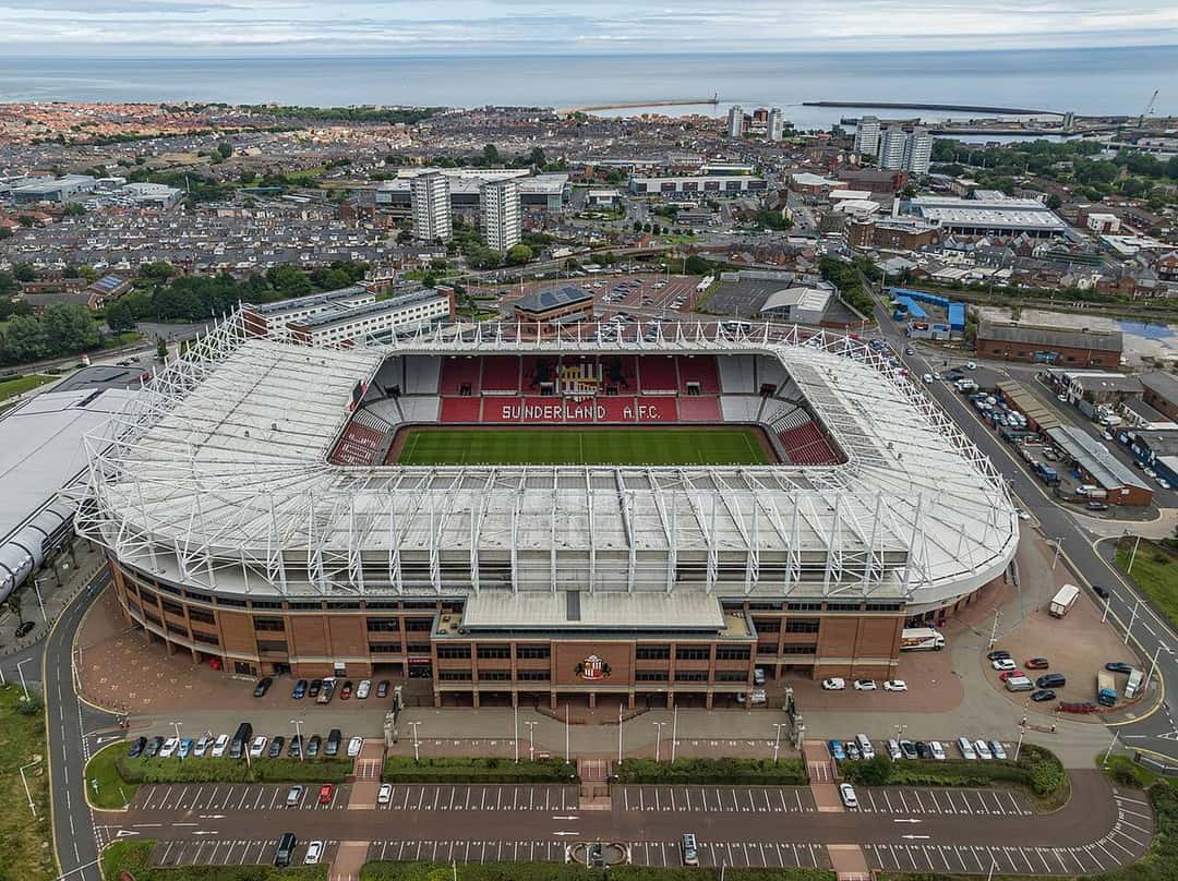 Vista aérea del Stadium of Light, de Sunderland, con el campo de juego, el estacionamiento y la ciudad hasta el mar del Norte; foto de archivo de 2023 (foto: Arne Müseler, Wikimedia Commons, licencia CC BY-SA 3.0 DE)