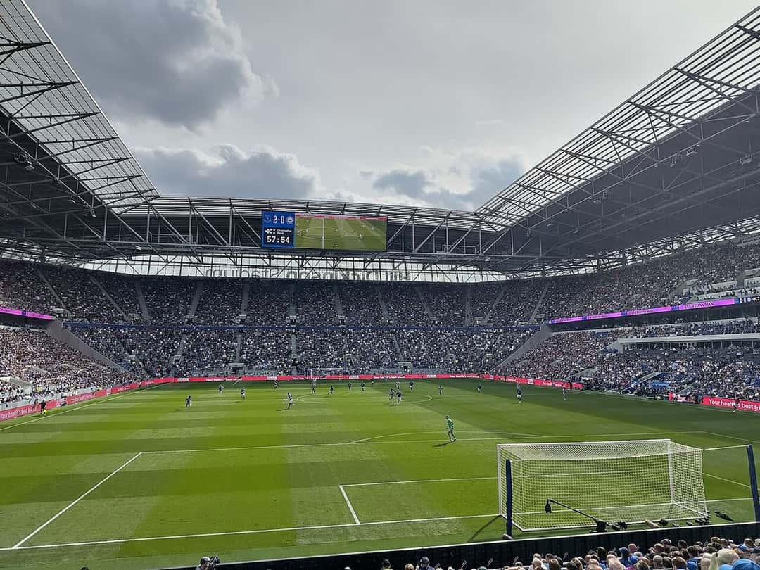 Vista del campo y las tribunas del Hill Dickinson Stadium durante un partido de Everton; foto de archivo de agosto de 2025 (foto: Austiñobobbiño, Wikimedia Commons, licencia CC BY 4.0)