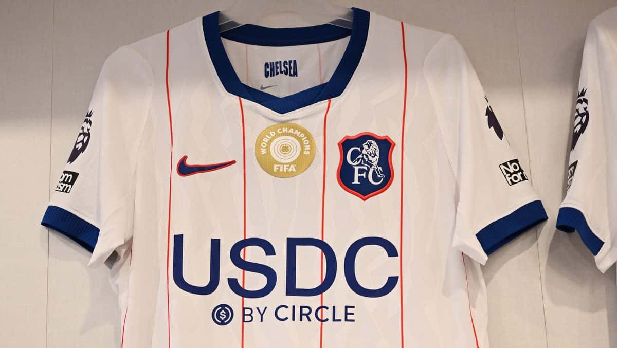 La camiseta alternativa blanca de Chelsea, con vivos azules y rojos, colgada en el vestuario visitante del Hill Dickinson Stadium antes del partido con Everton (foto: prensa Chelsea FC)
